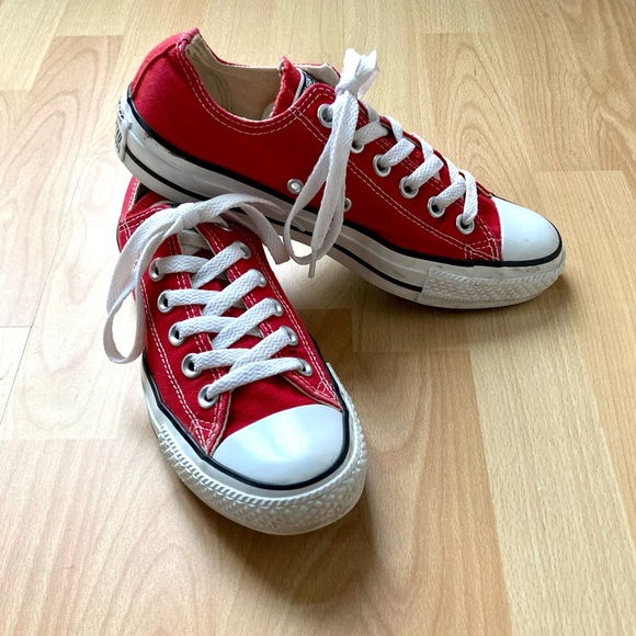 Converse: Red canvas unisex low top sneakers. M’s-7/W’s-5.  Fit like women’s 6. - Picture 2 of 9